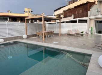 VILLA A SCHIERA CON PISCINA Lago Patria-Via Staffetta