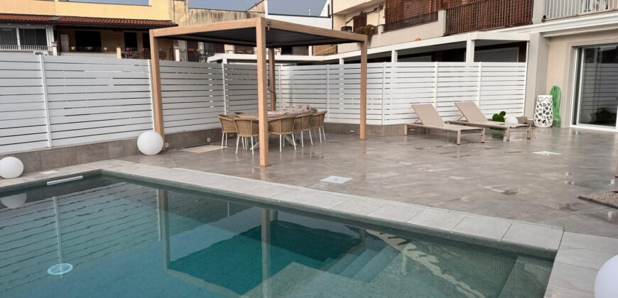 VILLA A SCHIERA CON PISCINA Lago Patria-Via Staffetta