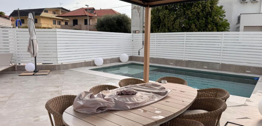VILLA A SCHIERA CON PISCINA Lago Patria-Via Staffetta