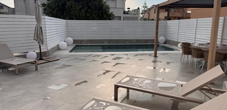 VILLA A SCHIERA CON PISCINA Lago Patria-Via Staffetta