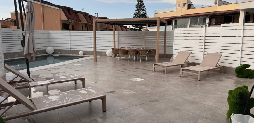 VILLA A SCHIERA CON PISCINA Lago Patria-Via Staffetta