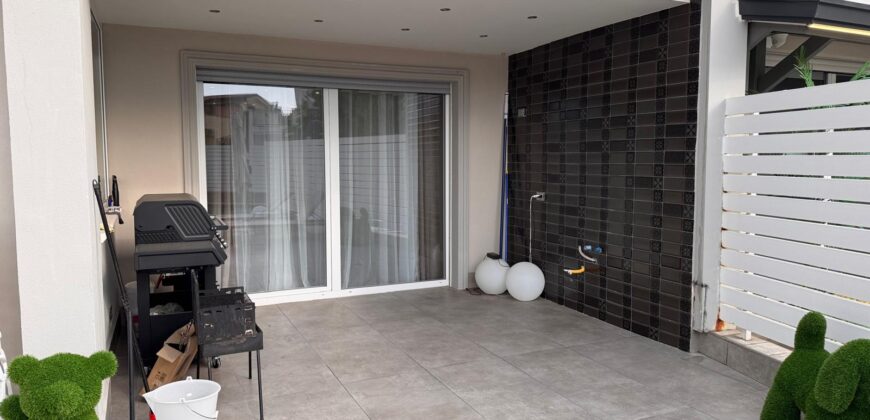 VILLA A SCHIERA CON PISCINA Lago Patria-Via Staffetta