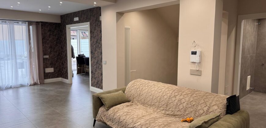 VILLA A SCHIERA CON PISCINA Lago Patria-Via Staffetta